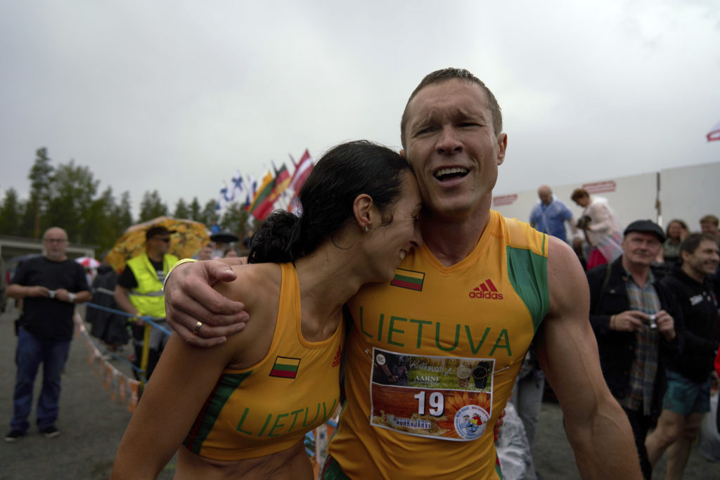 Cặp đôi Lithuania hai năm liên tiếp vô đối cuộc thi Vác vợ chạy vô địch thế giới